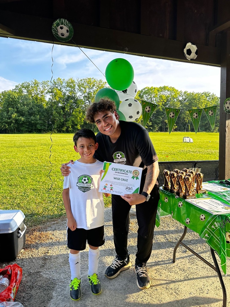 Entrenador entregando certificado a jugador